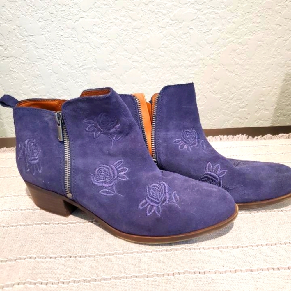 Navy blue suede ankle boots w/ embroidery